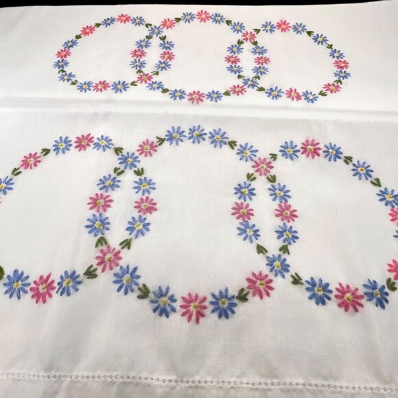 Vtg Handmade Embroidered Daisy Pillowcases Set of 2 Wreaths Pink Blue Circles - Picture 3 of 9